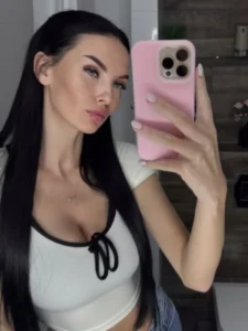 Simon Kitty (Model) Biography, Wiki, Age, Career, Height, Weight, Boyfriend, Net Worth & More